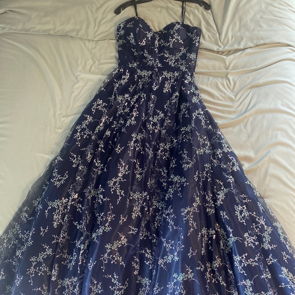 * Size 3
* Has pockets
* Strapless
* Navy blue
* Worn once
* No damage